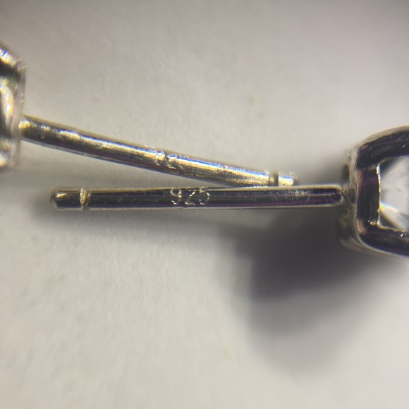 CZ‎ sterling silver 925 stud earrings - Picture 4 of 4
